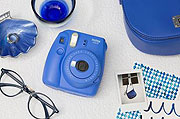 Stilsicher präsentiert sich die instax mini 9 auch als Trend-Accessoire - hier in der Trendfarbe Cobalt Blue (Foto: FUJIFILM Imaging Systems)